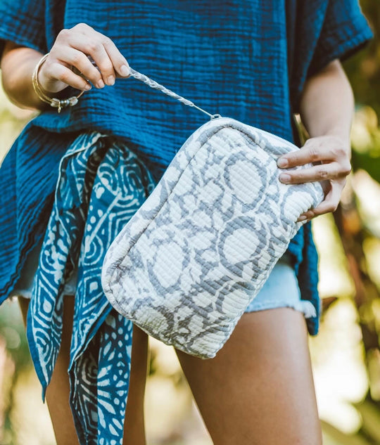TRAVEL POUCH