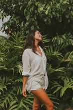 Load image into Gallery viewer, Beach Shirt - Ditsy print
